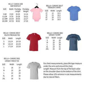 Puede incluir: Una tabla de tallas para ropa Bella + Canvas con un body rosa para beb&eacute;, una camiseta azul para ni&ntilde;o peque&ntilde;o, una camiseta roja para joven, una camiseta unisex azul y una camiseta unisex gris con cuello en V. Las tablas muestran medidas en pulgadas.