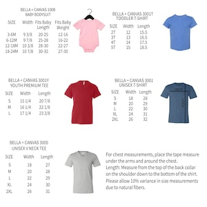 Puede incluir: Tabla de tallas para camisetas Bella + Canvas, incluyendo estilos para j&oacute;venes, ni&ntilde;os peque&ntilde;os y unisex. La tabla muestra las medidas de ancho y largo en pulgadas para cada talla.