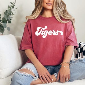 Komfortfarben, Tigers Shirt, Tigers Team Maskottchen Shirt, Tigers Maskottchen Shirt, Tigers Team Shirt, Tigers Schulshirt, Tigers Mom Shirt