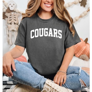 Colores cómodos, camiseta de los Cougars, camiseta de la mascota del equipo Cougars, camiseta de la mascota de los Cougars, camiseta del equipo Cougars, camiseta de la escuela Cougars, Cougars