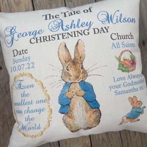 Coussin souvenir de baptême personnalisé Peter/Flospy Rabbit, personnalisable pour le baptême/jour de bénédiction. cadeau pour filleul, petit-fils, etc. Blue Christening