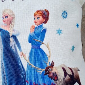 La Reine des neiges 2, Elsa & Anna coussin/oreiller personnalisé. Cadeau de la Reine des neiges/cadeau d'anniversaire avec, accessoire de chambre à coucher. image 2