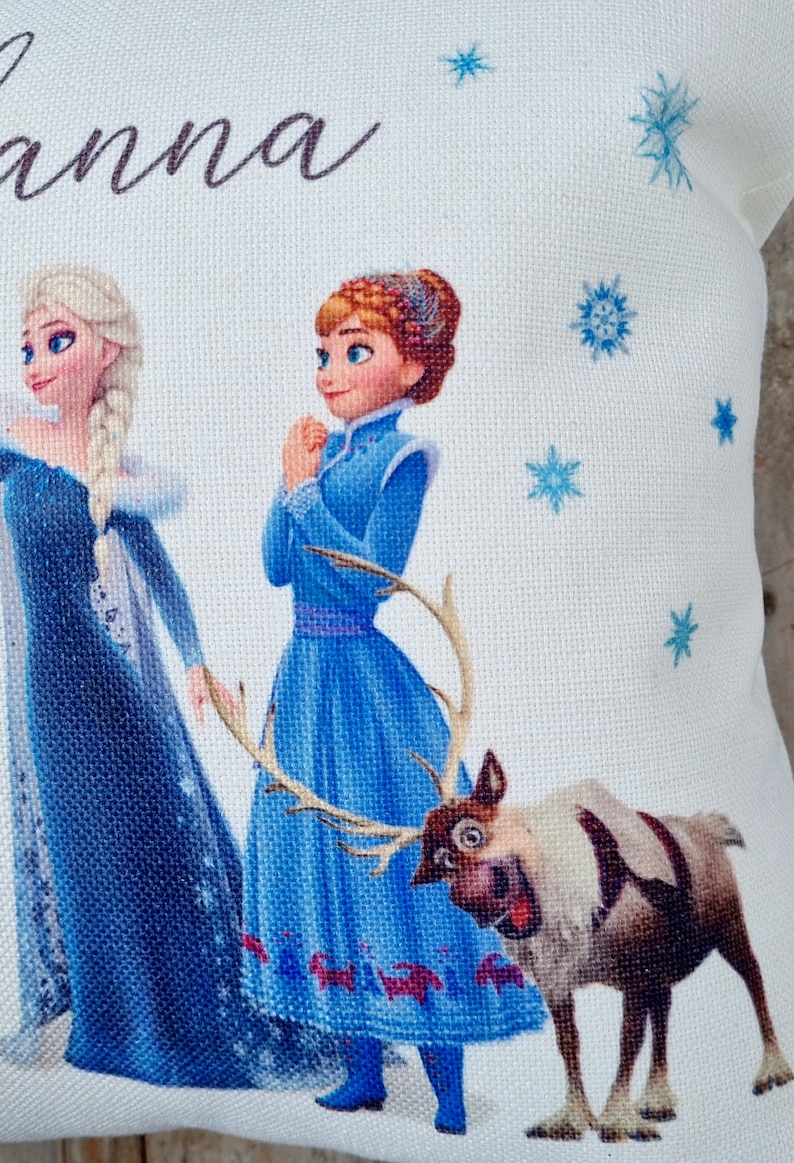 La Reine des neiges 2, Elsa & Anna coussin/oreiller personnalisé. Cadeau de la Reine des neiges/cadeau d'anniversaire avec, accessoire de chambre à coucher. image 2