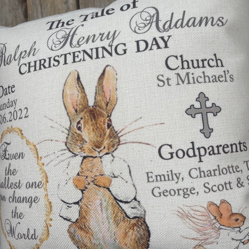 Cojín de recuerdo de bautizo personalizado de Peter/Flospy Rabbit, personalizable para el día del bautismo/bendición. regalo para ahijado, nieto, etc. imagen 4