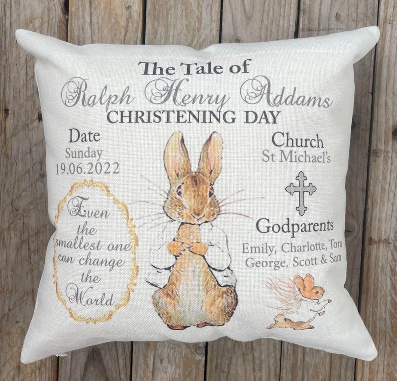 Jour de baptême de Peter Rabbit personnalisé, jour de baptême, coussin de bébé de jour de bénédiction. Baptême/Accessoire de pépinière/Décor à la maison image 3