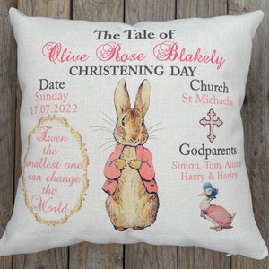 Cojín de recuerdo de bautizo personalizado de Peter/Flospy Rabbit, personalizable para el día del bautismo/bendición. regalo para ahijado, nieto, etc. Pink Christening