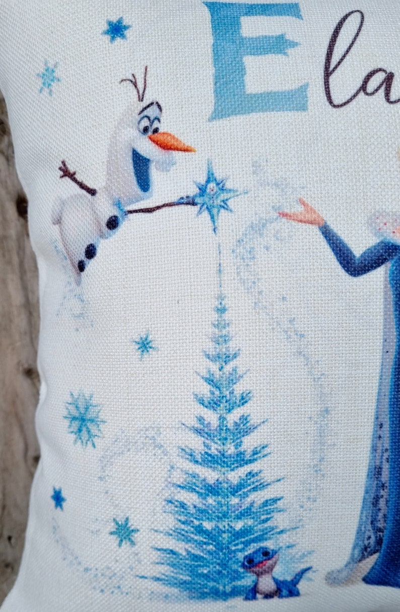 La Reine des neiges 2, Elsa & Anna coussin/oreiller personnalisé. Cadeau de la Reine des neiges/cadeau d'anniversaire avec, accessoire de chambre à coucher. image 3