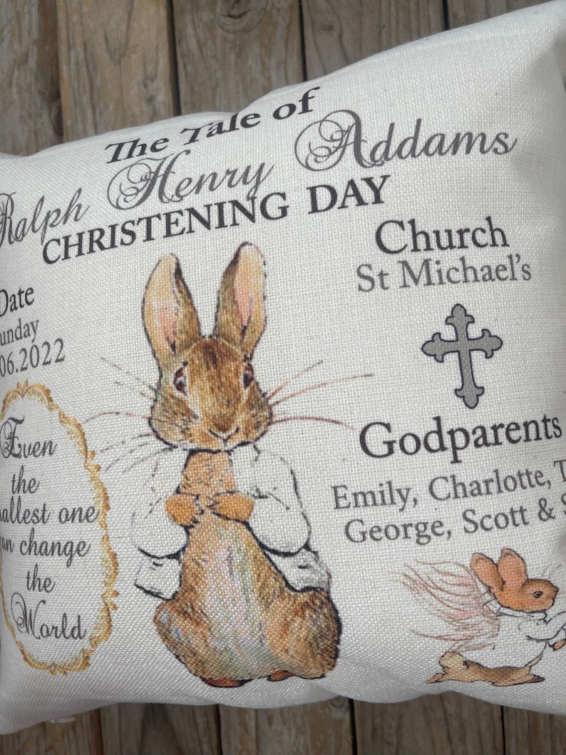 Cojín de bebé personalizado Peter Rabbit día de bautizo, día de bautismo, día de bendición. Bautizo/Accesorio de guardería/Decoración del hogar imagen 4