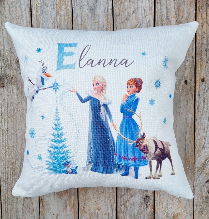 La Reine des neiges 2, Elsa & Anna coussin/oreiller personnalisé. Cadeau de la Reine des neiges/cadeau d'anniversaire avec, accessoire de chambre à coucher. image 1