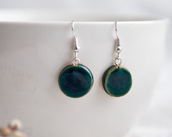 Boucles d’oreilles en céramique ronde turquoise Bijoux bleus mer Crochets d’argent Cercle balance boucles d’oreilles en argile Peintes à la main boucles d’oreilles dangly pour le cadeau d’art femme