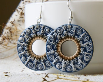 Ukraine boutiques Ukraine vendeurs Bijoux ukrainiens Mandala boucles d’oreilles céramique Boucles d’oreilles bleues Boucles d’oreilles Hoop boucles d’oreilles Bijoux gitans Boho Ethnic dangles