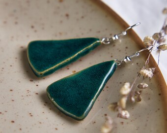 Boucles d’oreilles en céramique triangle bleu mer Drop jewellery Crochets argentés balance boucles d’oreilles en argile mouchetées Boucles d’oreilles danged handpainted pour le cadeau d’art femme