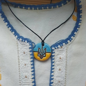 Collana con bandiera del tridente ucraino Venditori ucraini Negozi ucraini Gioielli ucraini Bandiera ucraina Blu giallo Regalo ucraino Stand con Ucraina