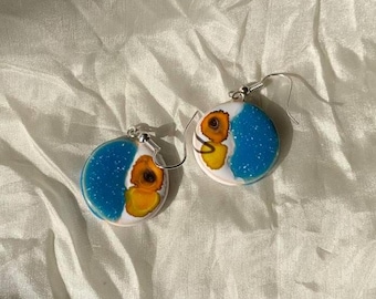 Orecchini in ceramica astratti blu e gialli Orecchini pendenti in argilla con cerchio rotondo Ganci in argento Orecchini pendenti dipinti a mano Gioielli Regalo donna