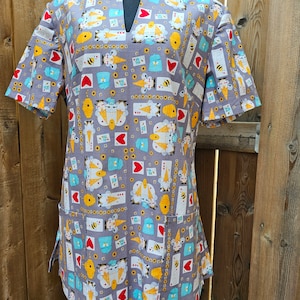 Ladies Honey Bee Gnomes Scrub Top - Size Large