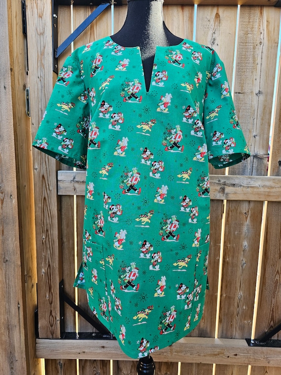 Plus Size Christmas Scrub Tops Grinch Scrub Tops，Christmas Scrub Tops Women  Xmas Halloween