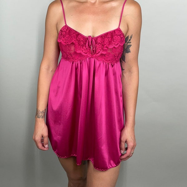 70’s Magenta pink babydoll style short night gown with lacy bust