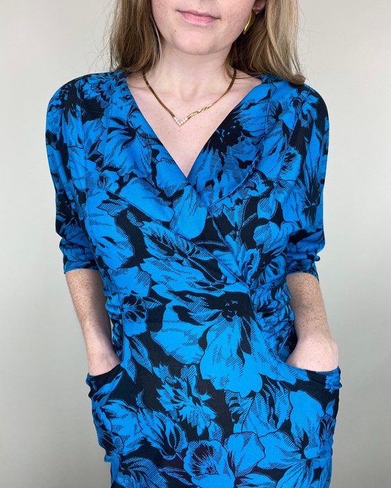 Bright blue & black floral tailored v neck dress … - image 2