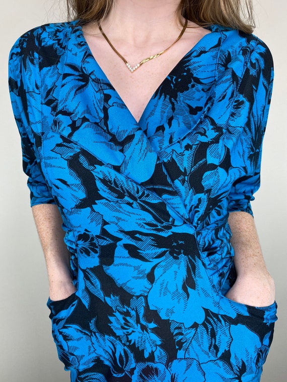 Bright blue & black floral tailored v neck dress … - image 5