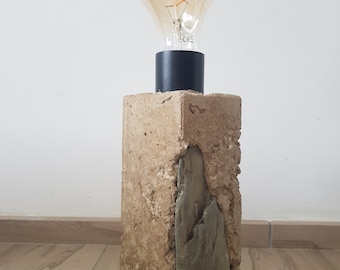 Lampe minerale en beton brut avec inserts de pierres.