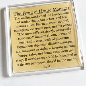 Könnte beinhalten: Ein gelber Magnet mit dem Text "The Front of House Manager" und einer Beschreibung der Aufgaben eines Front-of-House-Managers in einem Theater.