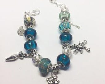 Pulsera con dije de teatro musical Mary Poppins.