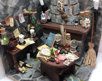 Häxans grotta miniatyrdiorama bokstöd - Tillverkat på beställning