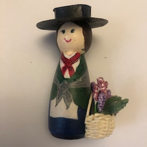 My Fair Lady: Adornos de madera de Eliza para colgar o colocar de pie
