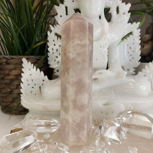 Ljusrosa ametistobelisk med många små mini-Druzyer