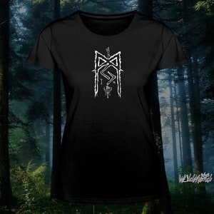 Könnte beinhalten: Schwarzes T-Shirt mit einem weißen Aufdruck eines stilisierten Symbols mit einem Kreis und Linien.