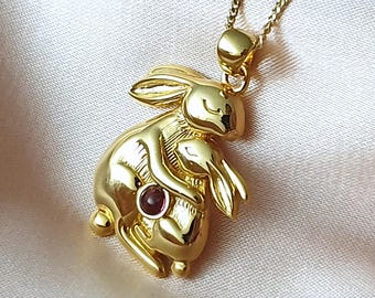 18k guld vermeil kaninhänge - Kärlekshänge - Söt kaninhänge - Födelsestenshänge - Granatsmycken - Mors dag-present - Present till mamma