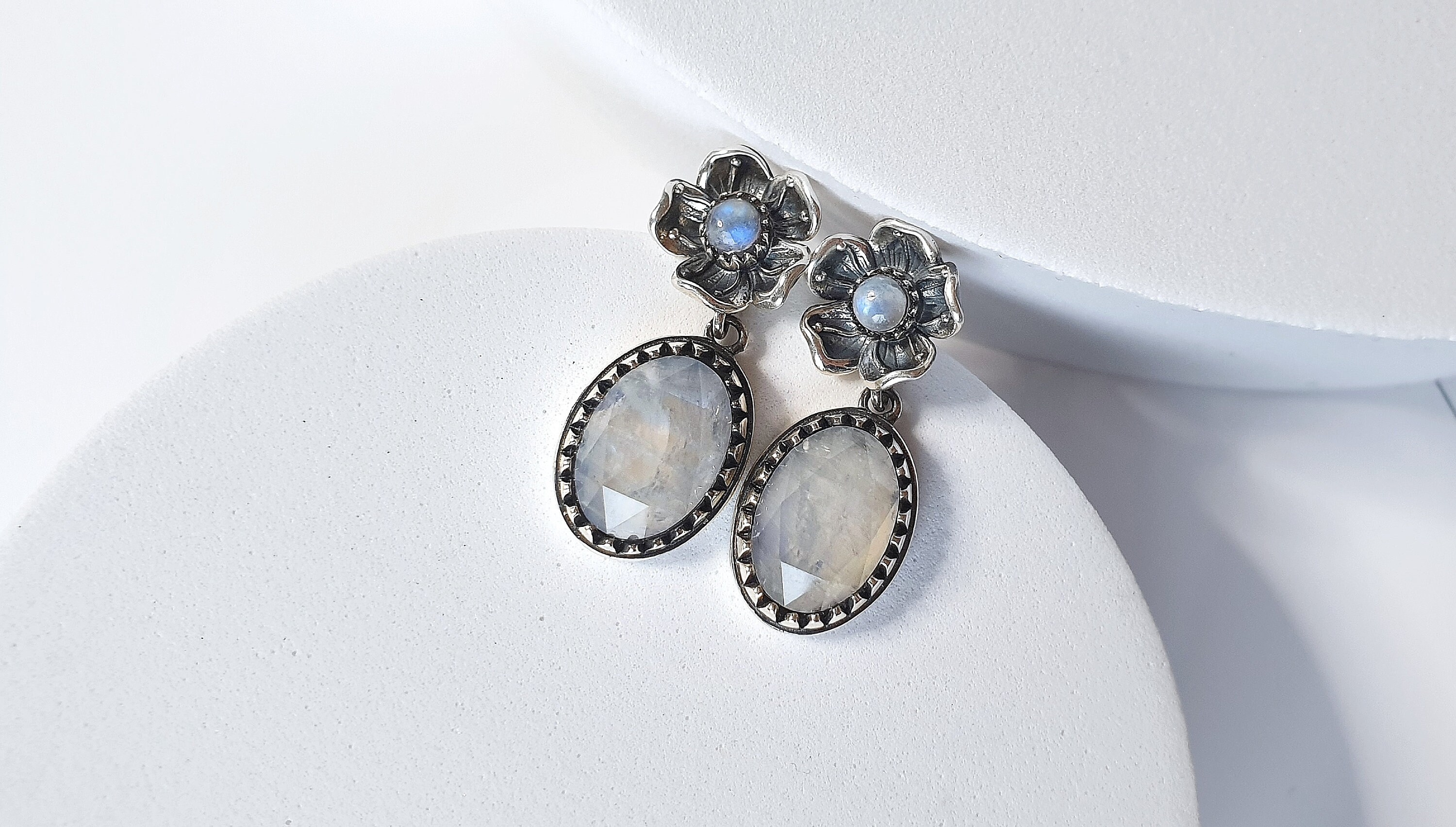 Anello in argento smaltato bianco con pietra di luna e zirconi. - La