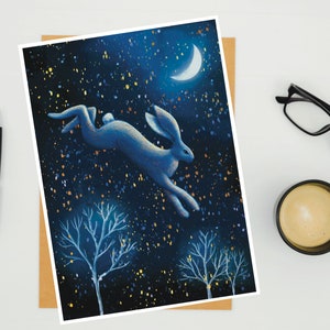 Puede incluir: Una liebre azul salta a trav&eacute;s de un cielo nocturno estrellado con una luna creciente en el fondo. La liebre se recorta contra el cielo azul oscuro, con una dispersi&oacute;n de estrellas doradas. La liebre se representa de forma estilizada, casi de dibujos animados, con orejas grandes y una cola larga.