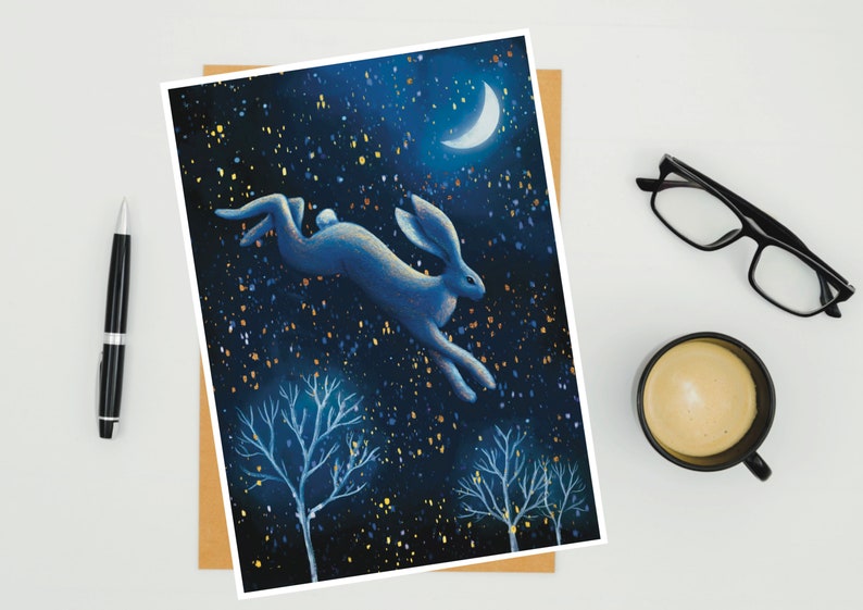 Puede incluir: Una liebre azul salta a trav&eacute;s de un cielo nocturno estrellado con una luna creciente en el fondo. La liebre se recorta contra el cielo azul oscuro, con una dispersi&oacute;n de estrellas doradas. La liebre se representa de forma estilizada, casi de dibujos animados, con orejas grandes y una cola larga.