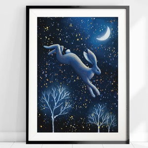Puede incluir: Una liebre azul salta a trav&eacute;s de un cielo nocturno estrellado con una luna creciente en la esquina superior derecha. La liebre se recorta contra un fondo azul oscuro con estrellas doradas brillantes. Dos &aacute;rboles desnudos est&aacute;n en primer plano.