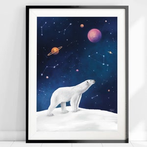 K&ouml;nnte beinhalten: Gerahmter Kunstdruck mit einem wei&szlig;en Eisb&auml;ren, der auf einer schneebedeckten Anh&ouml;he steht und in den Sternenhimmel blickt. Das Kunstwerk zeigt Sternbilder, Planeten und eine Farbpalette in Dunkelblau und Lila.