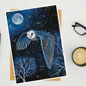 Puede incluir: Un b&uacute;ho de granero azul y blanco vuela por un cielo nocturno azul oscuro con luna llena y estrellas doradas. Las alas del b&uacute;ho est&aacute;n extendidas y sus ojos est&aacute;n abiertos. El fondo es azul oscuro con estrellas doradas y luna llena.