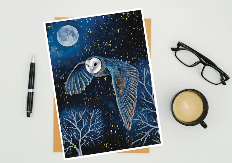 Puede incluir: Un b&uacute;ho de granero azul y blanco vuela por un cielo nocturno azul oscuro con luna llena y estrellas doradas. Las alas del b&uacute;ho est&aacute;n extendidas y sus ojos est&aacute;n abiertos. El fondo es azul oscuro con estrellas doradas y luna llena.