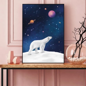 K&ouml;nnte beinhalten: Gerahmter Kunstdruck mit einem wei&szlig;en Eisb&auml;ren auf einer schneebedeckten Fl&auml;che, der in einen Nachthimmel mit Planeten und Sternbildern blickt. Der Hintergrund ist dunkelblau und erzeugt ein himmlisches Thema.