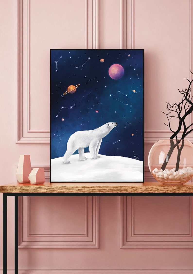 K&ouml;nnte beinhalten: Gerahmter Kunstdruck mit einem wei&szlig;en Eisb&auml;ren auf einer schneebedeckten Fl&auml;che, der in einen Nachthimmel mit Planeten und Sternbildern blickt. Der Hintergrund ist dunkelblau und erzeugt ein himmlisches Thema.