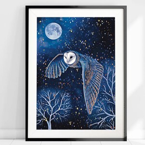 Puede incluir: Un b&uacute;ho de granero azul y dorado volando frente a un cielo nocturno azul oscuro con luna llena y estrellas. El b&uacute;ho tiene plumas blancas en la cara y un brillo dorado en sus alas.