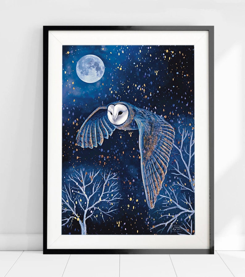 Puede incluir: Un b&uacute;ho de granero azul y dorado volando frente a un cielo nocturno azul oscuro con luna llena y estrellas. El b&uacute;ho tiene plumas blancas en la cara y un brillo dorado en sus alas.
