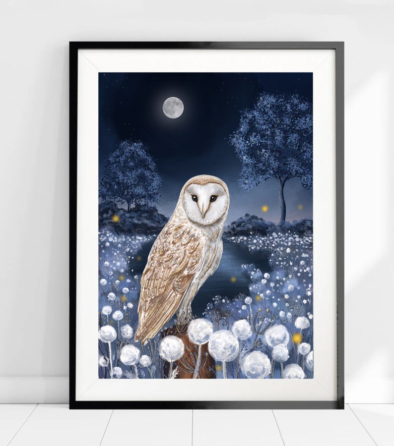 K&ouml;nnte beinhalten: Eine wei&szlig;e Scheuneule mit braunen Markierungen sitzt auf einem Ast in einem Feld mit wei&szlig;en Blumen unter einem Vollmond. Der Hintergrund ist ein dunkelblauer Himmel mit Sternen.