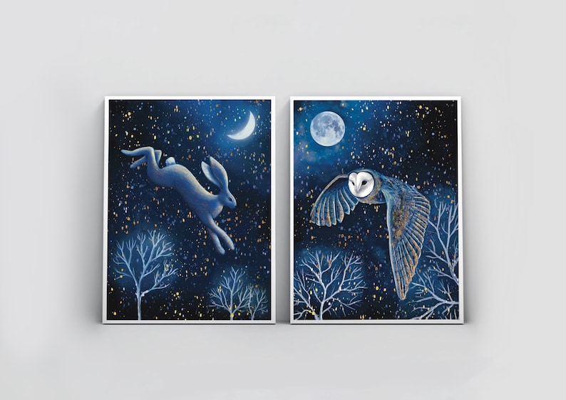 Puede incluir: Dos impresiones enmarcadas con un fondo de cielo nocturno estrellado azul y dorado. La impresi&oacute;n de la izquierda presenta un liebre azul saltando por el aire con una luna creciente en la esquina superior derecha. La impresi&oacute;n de la derecha presenta un b&uacute;ho blanco de granero volando con las alas extendidas, una luna llena en la esquina superior izquierda.