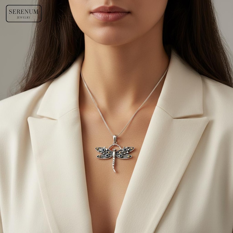 Ciondolo a forma di libellula in argento sterling 925 - Gioielli in pietra di luna 18 carati - Regalo per lei - Ciondolo spirituale - Collana con libellula delicata e di design immagine 5