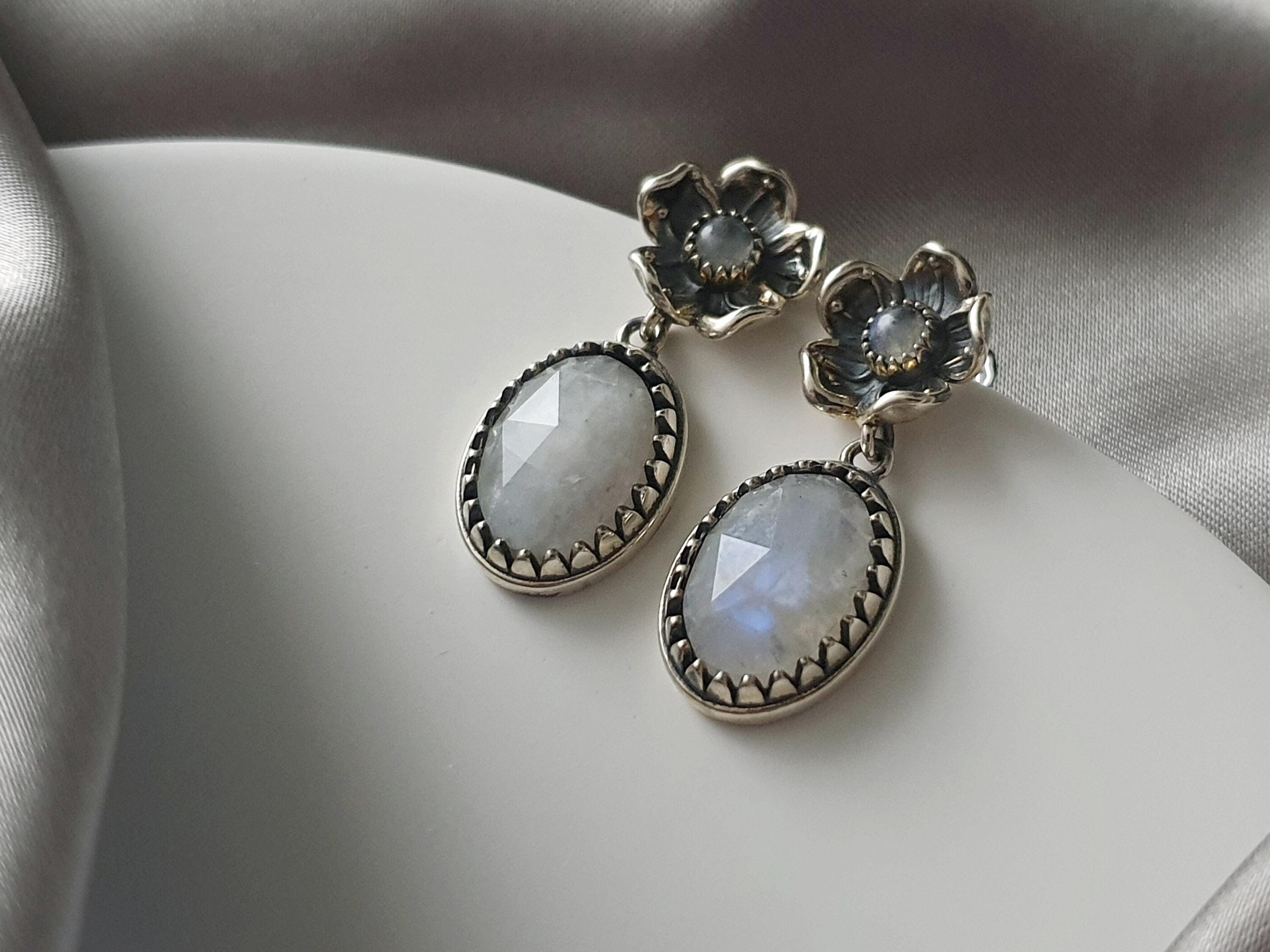 Orecchini a bottone a forma di luna con piccoli zirconi cubici in argento sterling: gioielli celestiali, oro o argento - Italia