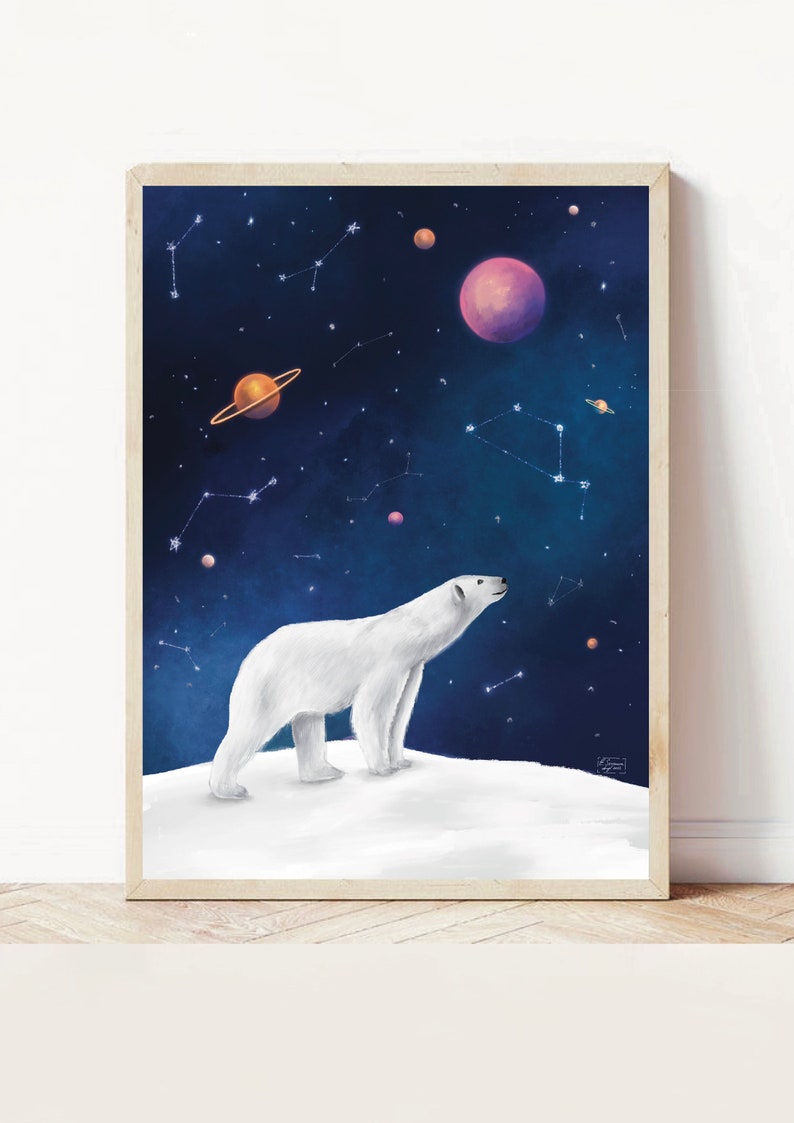 K&ouml;nnte beinhalten: Gerahmter Kunstdruck mit einem wei&szlig;en Eisb&auml;ren auf einer schneebedeckten Fl&auml;che, der in den Sternenhimmel blickt. Das Kunstwerk zeigt Planeten und Sternbilder in Lila, Orange und Blau.
