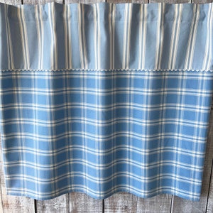 Curtain under bistro style sink