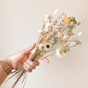 Pakiety wymiany kwiatów FlowerBar® „Letnia łąka” suszone kwiaty trwałe, suszone w sposób zrównoważony kwiaty, opakowanie kwiatów na drewniany drążek