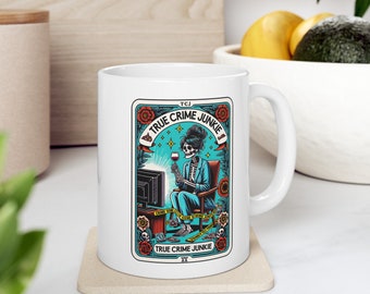 Tazza in ceramica con carta dei tarocchi True Crime Junkie, tazza di caffè, tazza di tè, 15 once, 11 once, regalo per lei, regalo, vacanza, regalo di compleanno, festa della mamma, divertimento